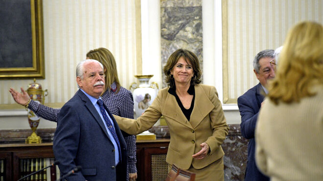 La fiscal general del Estado, Dolores Delgado saluda al teniente fiscal del Supremo, Luis Navajas.