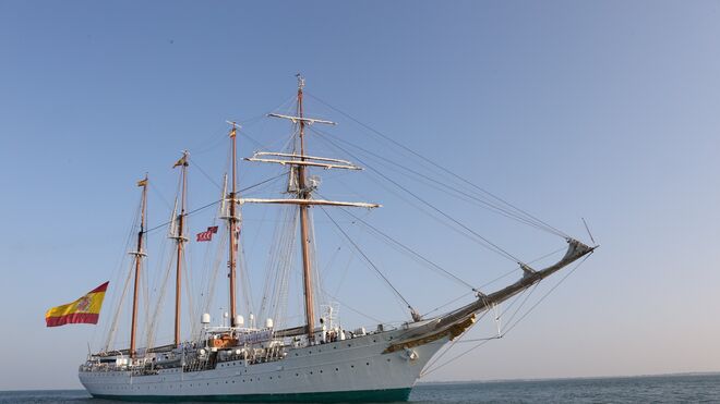 El imponente buque Juan Sebastián de Elcano.