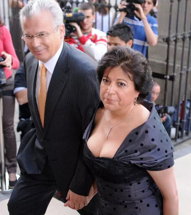 El juez y su esposa, Rosario Molina, en una boda, en 2009.