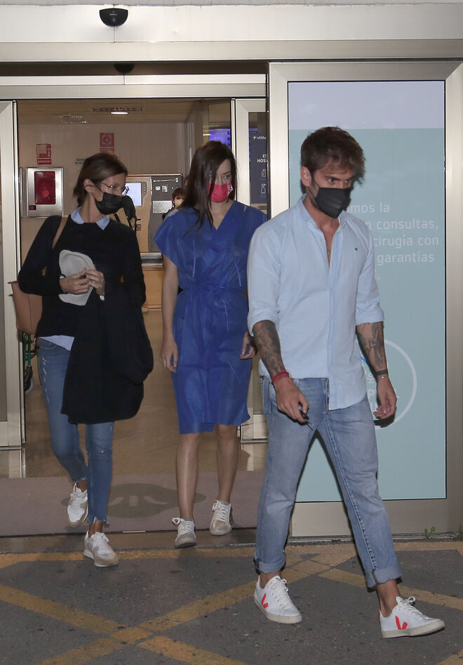 Adara Molinero con su madre y su novio saliendo del hospital