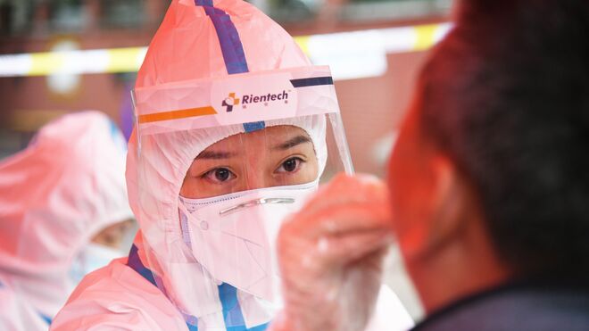 China halla una muestra viva de coronavirus en un embalaje de bacalao congelado
