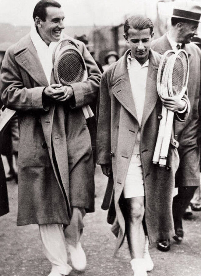 A la izquierda, el tenista británico Fred Perry (ganador del torneo Wimbledon en 1934, 1935 y 1936) junto a la promesa del tenis Bunny Austin, en 1935.