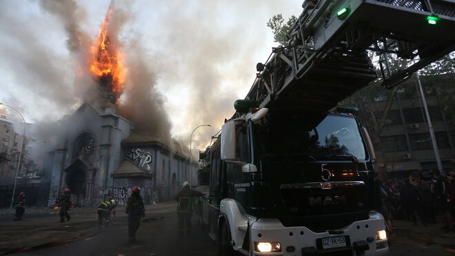 Iglesias ardiendo en Chile