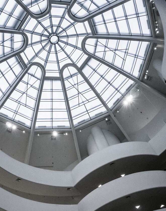 Imagen de la cúpula que corona el edificio sobre un interior concebido en espiral y rampas en lugar de escaleras.