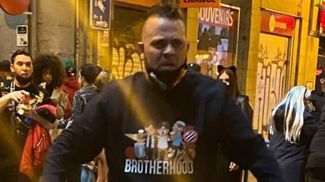 Un manifestante con una sudadera con los escudos del Real Madrid, la Lazio italiana y el Espanyol de Barcelona y la palabra “Brotherhood (Hermandad)”