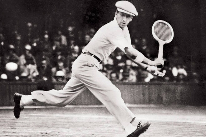 René Lacoste en pleno partido, vestido con la indumentaria clásica y elegante del tenis.