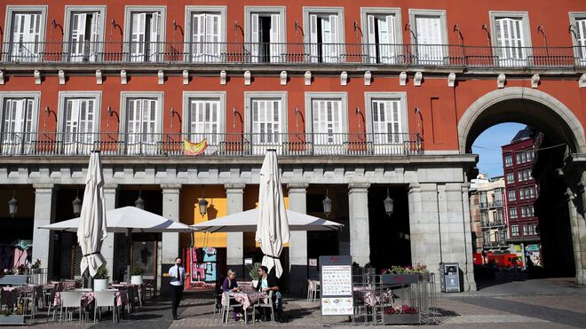 Terrazas de un bar en la Plaza Mayor de Madrid, horas antes de que entren en vigor los confinamientos en la capital y otras diez ciudades de la región.