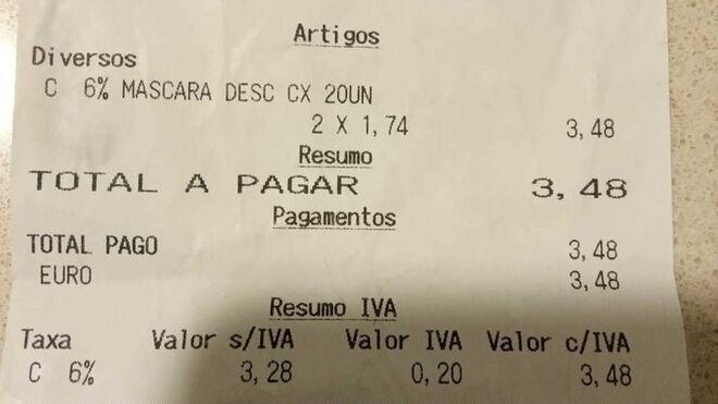 Ticket de la compra de dos cajas de mascarillas en un supermercado portugués.