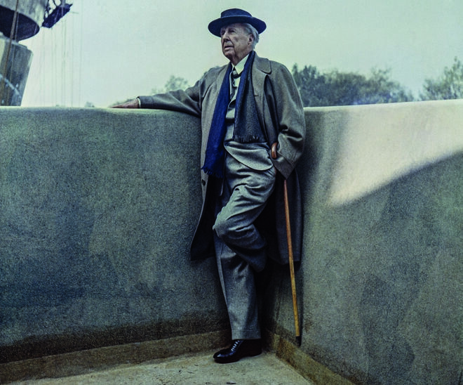 El arquitecto Frank Lloyd Wright, en una visita al museo, aún en construcción.