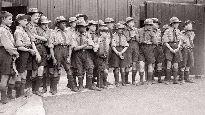 Imagen de un grupo de niños recogepelotas en el campeonato de Wimbledon (1927).