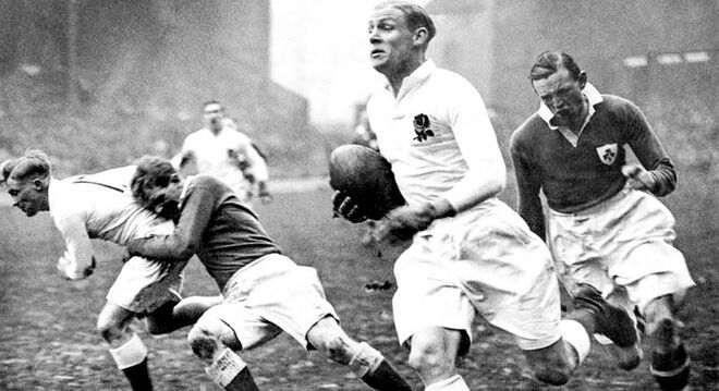 El príncipe ruso Alexander Obolensky (1916-1940), fotografiado el 4 de enero de 1936, en su primer partido contra Inglaterra, en el que anotó dos ensayos contra Irlanda.