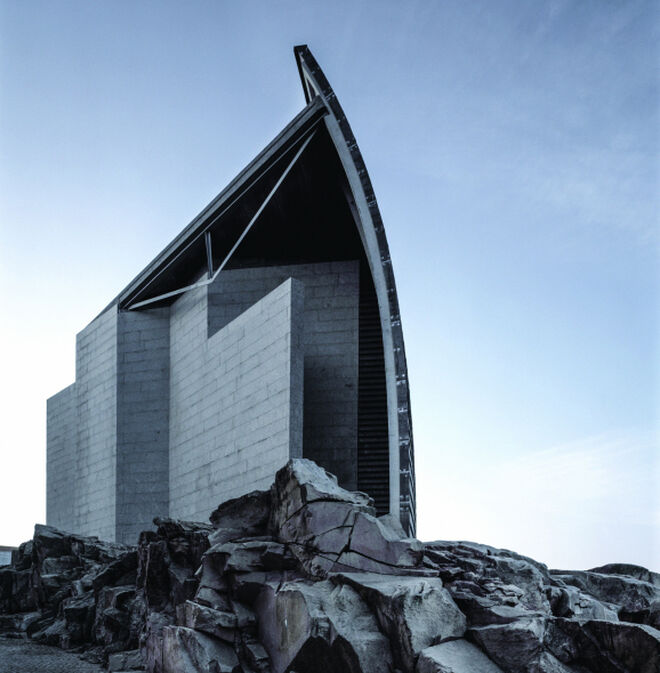 Domus, también conocida como Casa del Hombre (1993/95), en A Coruña, España; considerada por el propio Isozaki como su mejor obra.