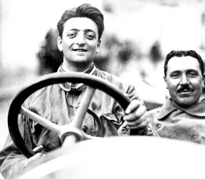Enzo Ferrari (izquierda) en una imagen de su juventud.