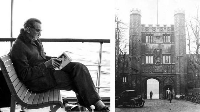 Graham Greene lee en el barco ‘Linda’, entre Capri y Nápoles, en diciembre de 1955.