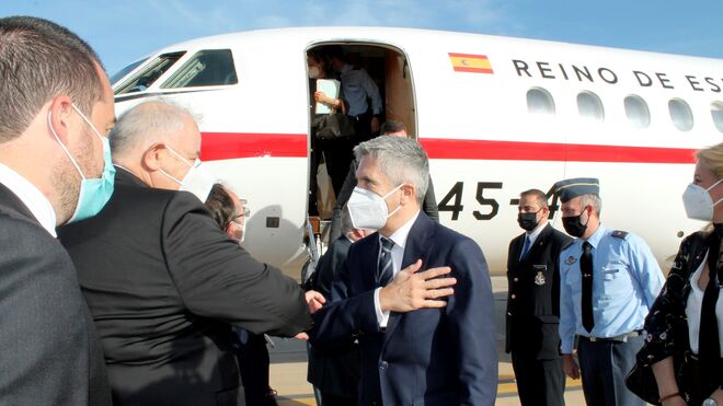 El ministro del Interior, Fernando Grande-Marlaska, al llegar a Marruecos para abordar la crisis migratoria en Canarias con su homólogo