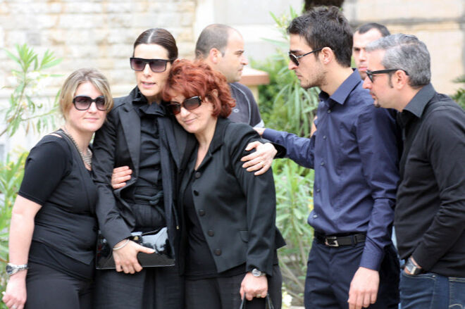 Raquel Sánchez Silva con su entonces suegra, Santina, y Emanuela Biondo durante el entierro de Mario Biondo en Palermo