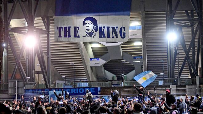 Tifosi del Nápoles en San Paolo recordando a Maradona.EFE