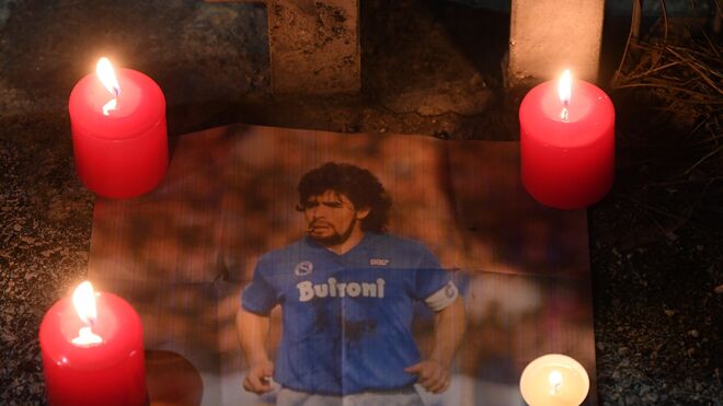 Velas por la muerte de Maradona.EFE