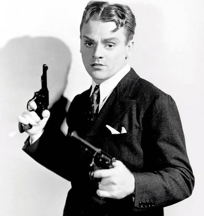 El actor James Cagney, pistolas en mano.