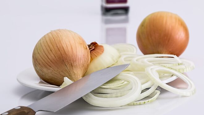 La cebolla es el primer ingrediente que añadimos a la sartén para preparar el sofrito.