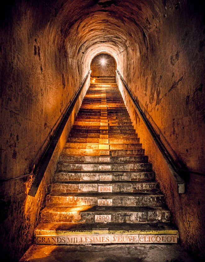 Las escaleras de acceso a las bodegas de Veuve Clicquot.