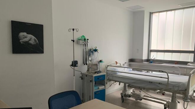 Una cama instalada en una consulta de pediatría del hospital de Ceuta