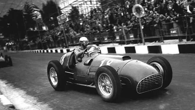 El piloto italiano Alberto Ascari, al volante de un Ferrari 365 F1 en 1951.