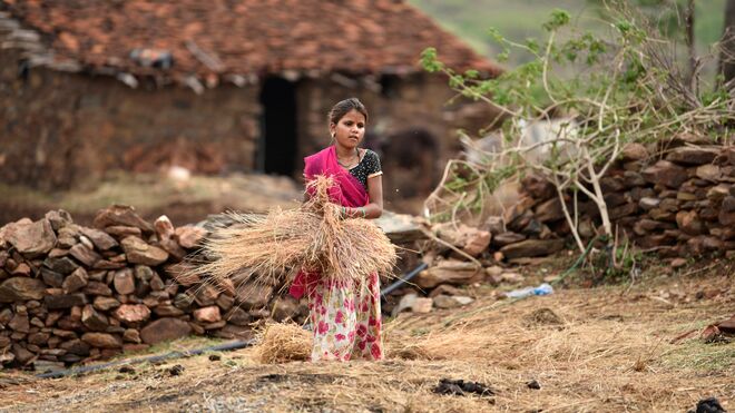 Una niña india trabaja en el campo