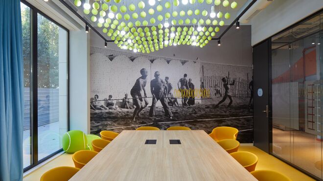 Una de las salas de reuniones, donde los contrastes de color dotan a las oficinas de una estética divertida y energizante.