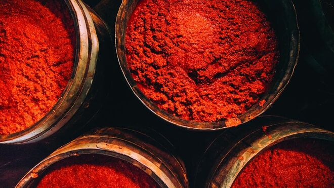 Barriles donde se almacena la producción de la legendaria salsa.