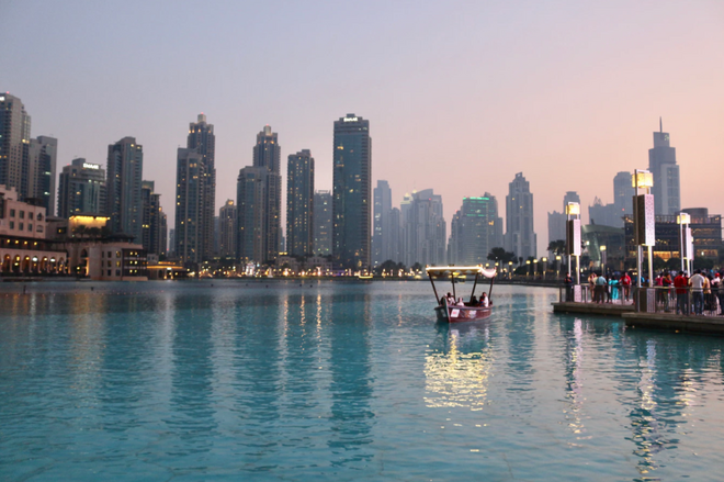 Aspecto del exterior del Dubai Mall, sobre el lago de Dubái, que acoge paseos en barca y espectáculos de fuentes.