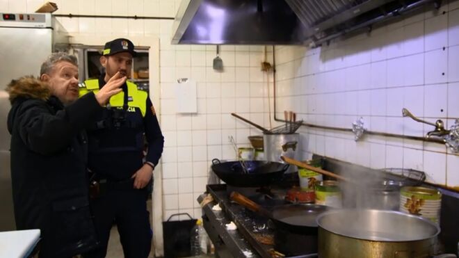 Chicote visita con la Policía un restaurante chino que tuvo que cerrar por los bichos