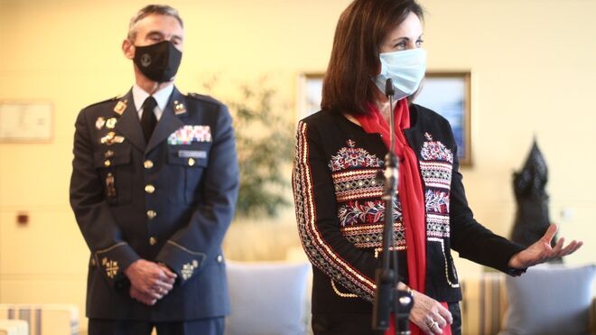 La ministra de Defensa, Margarita Robles, junto al JEMAD, el general Villarroya.