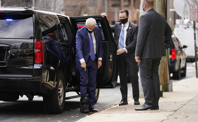 Joe Biden con una bota médica