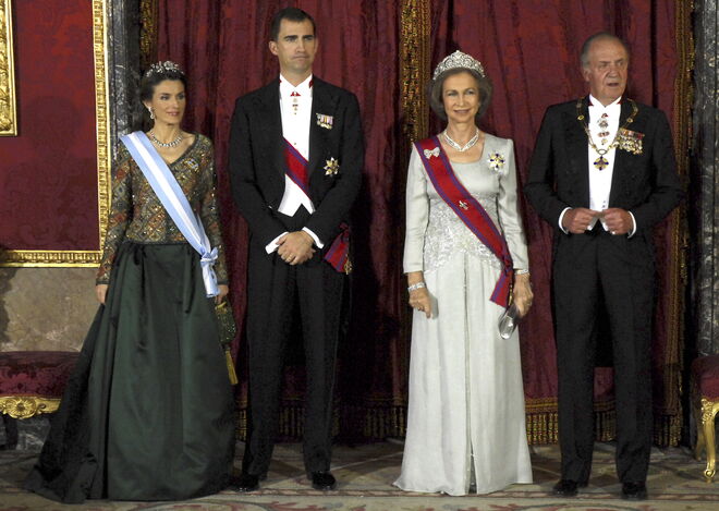 Los reyes Juan Carlos y Sofía, con Felipe y Letizia, en 2007.