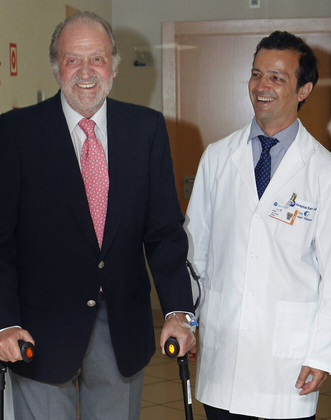 El rey Juan Carlos y el doctor Ángel Villamor, en el año 2011
