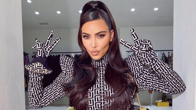 Kim Kardashian con una coleta de ondas y flequillo