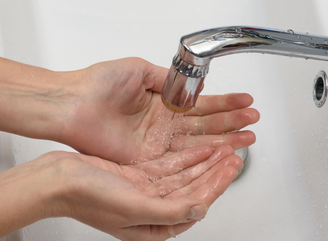 Lávate las manos con agua fría