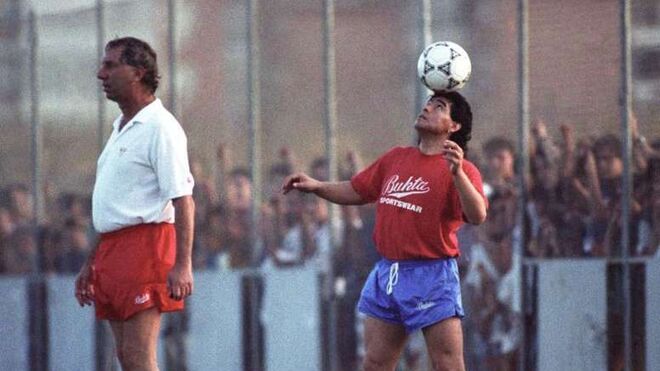 Maradona junto al entrenador Carlos Salvador Bilardo