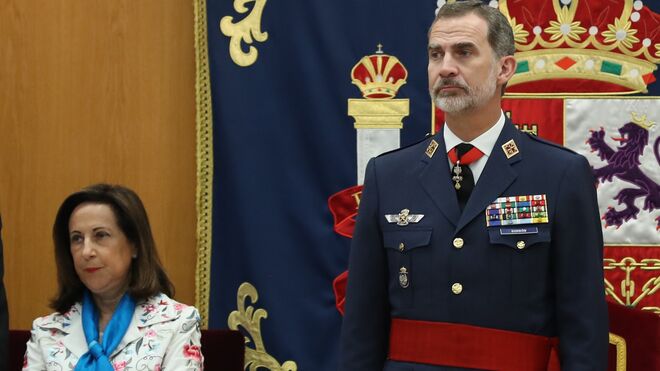 Margarita Robles y Felipe VI en un acto del Ministerio de Defensa.
