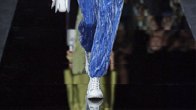 Modelo desfilando en la pasarela de Milán con zapatillas