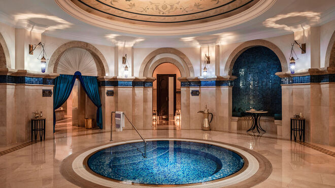 Piscina de hidromasaje del spa en el hotel Royal Mirage, en Dubái.