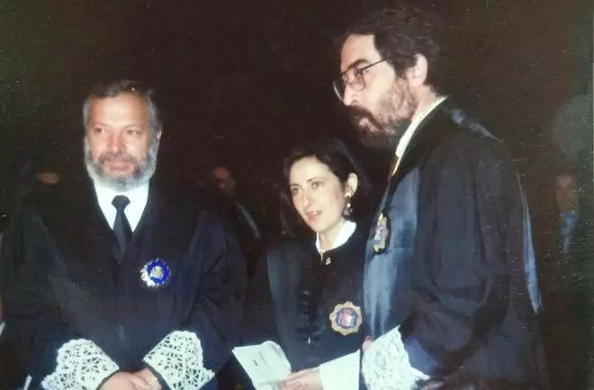 Foto de 1991, en la que se convierte en primera mujer Presidenta de la Audiencia Nacional en España. Margarita está junto al ministro Belloch y el magistrado Gerardo Tomás.