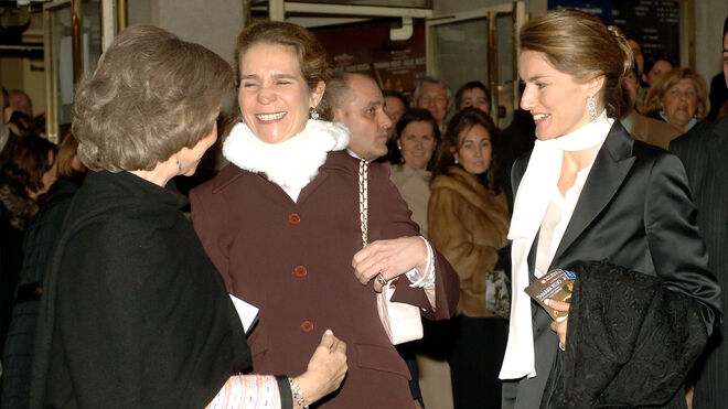 Le reina Sofía, Letizia Ortiz y la infanta Elena, en el año 2006.