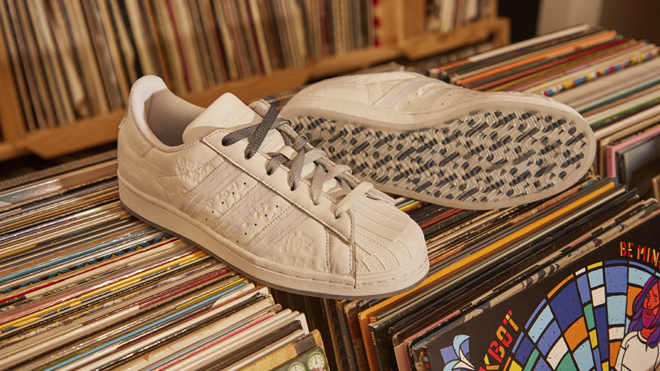 Zapatillas blancas inspiradas en el mundo de la música. PVP: 110€