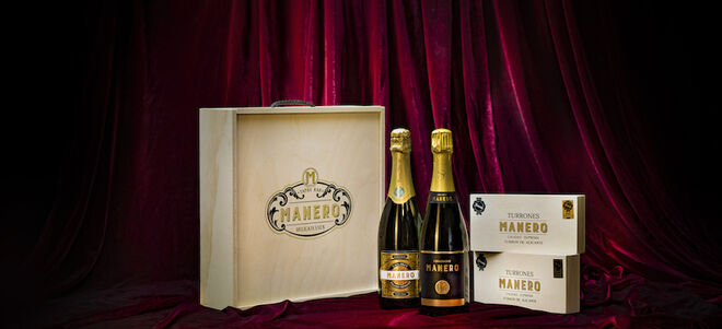 Una caja de cava, champagne y turrones de Manero.