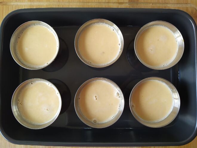 Los flanes de huevo con turrón antes de ser introducidos en el horno.