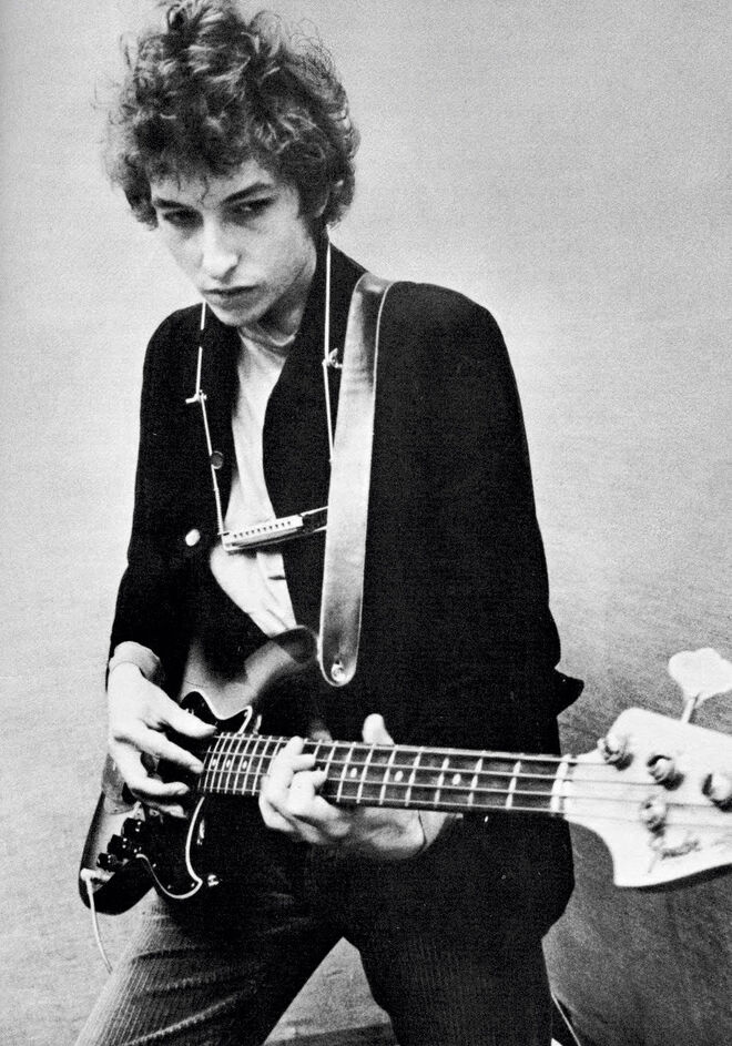 Bob Dylan significó un punto de inflexión en el tipo de música que se escuchaba en los sesenta. 'Blowin' in the Wind' fue el tema que lo catapultó a la fama.