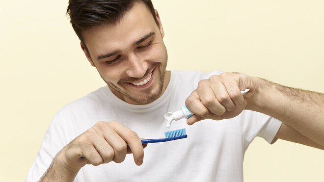 Hombre con cepillo de dientes