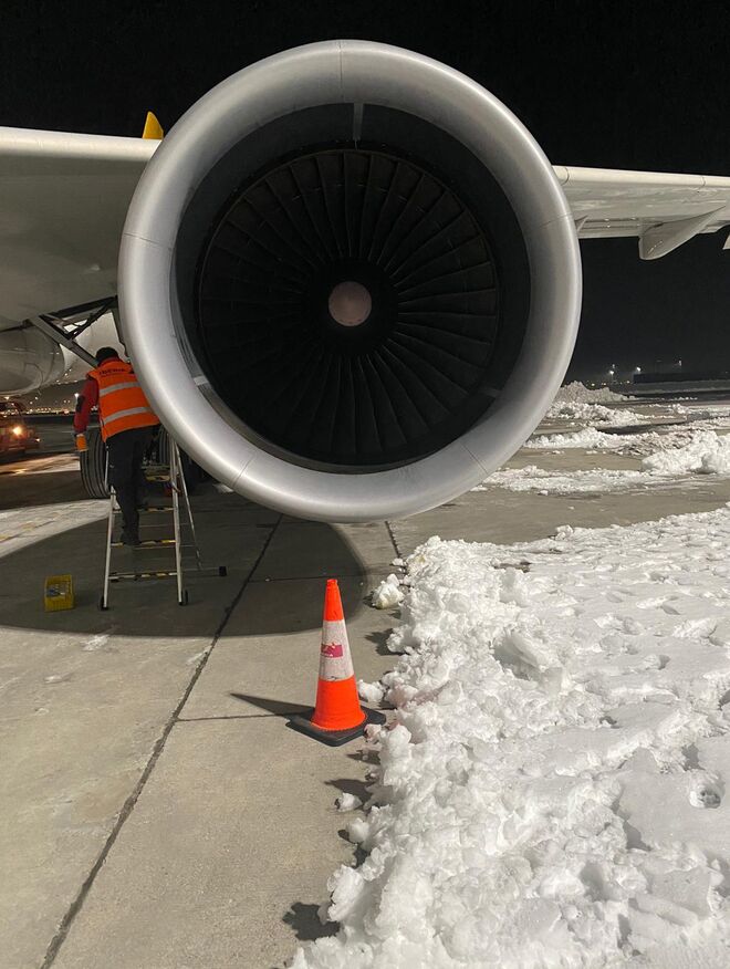 Imagen de un avión impactado por la nieve.